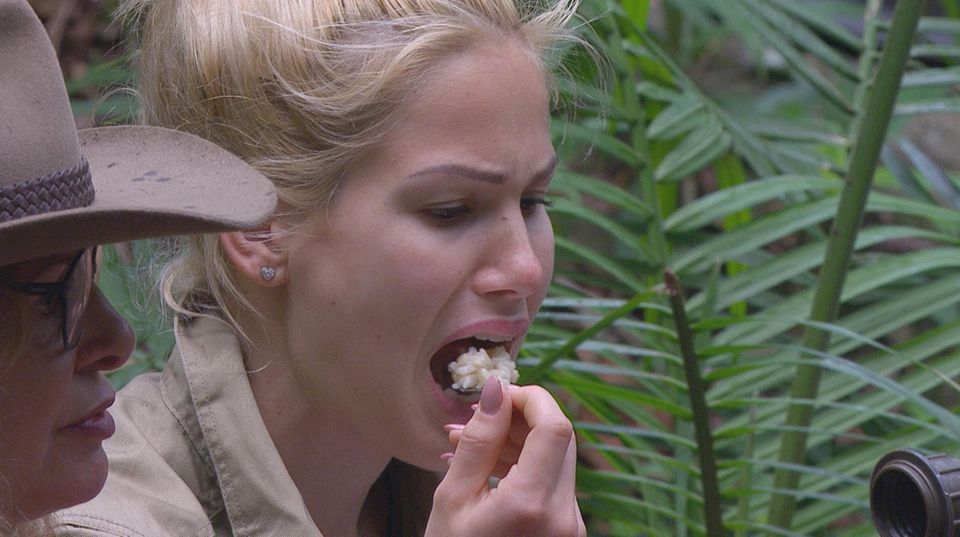 Das Dschungelcamp: Widerwillig isst Angelina einen Löffel Reis. Widerwillig isst Angelina einen Löffel Reis.
