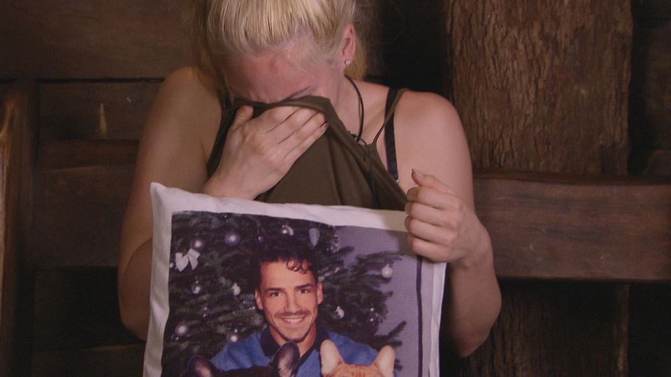 Das Dschungelcamp: Tag 2 Angelina Heger wird von akutem Heimweh übermannt. Am Dschungeltelefon bekommt sie nämlich ein Kissen mit Fotodruck ihres Freundes Chrissi sowie ihrer beiden Hunde. Alle Infos zu "Ich bin ein Star - Holt mich hier raus!" im Special bei RTL.de Das Dschungelcamp: Tag 2 Angelina Heger wird von akutem Heimweh übermannt. Am Dschungeltelefon bekommt sie nämlich ein Kissen mit Fotodruck ihres Freundes Chrissi sowie ihrer beiden Hunde. Alle Infos zu "Ich bin ein Star - Holt mich hier raus!" im Special bei RTL.de