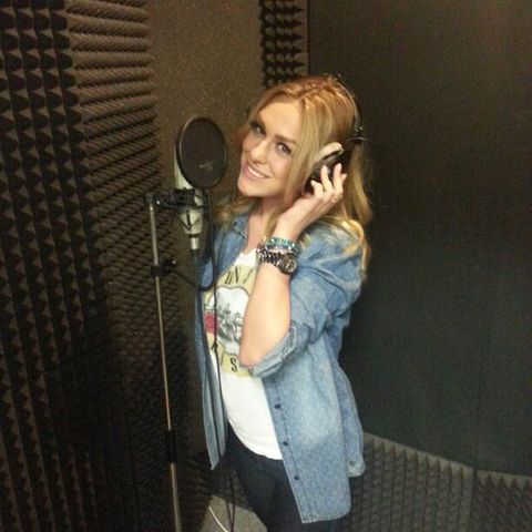 Samantha Abdul im Tonstudio in Lübeck.