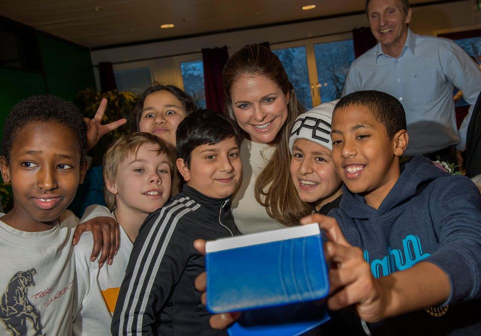 Prinzessin Madeleine: Prinzessin Madeleine macht mit bei einem Gruppen-Selfie im Jugendzentrum in Andersbergs. Prinzessin Madeleine macht mit bei einem Gruppen-Selfie im Jugendzentrum in Andersbergs.