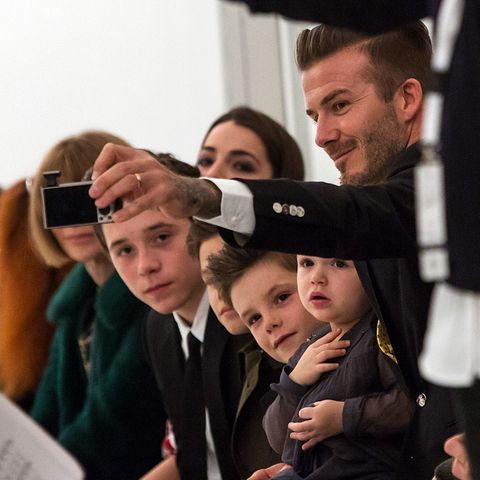 Familienfoto in der ersten Reihe: Brooklyn, Romeo, Cruz und Harper und David Beckham besuchen die Show von Mama Victoria.