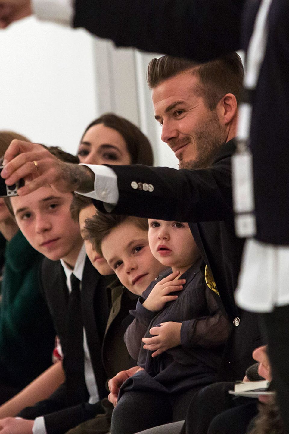 Familienfoto in der ersten Reihe: Brooklyn, Romeo, Cruz und Harper und David Beckham besuchen die Show von Mama Victoria.