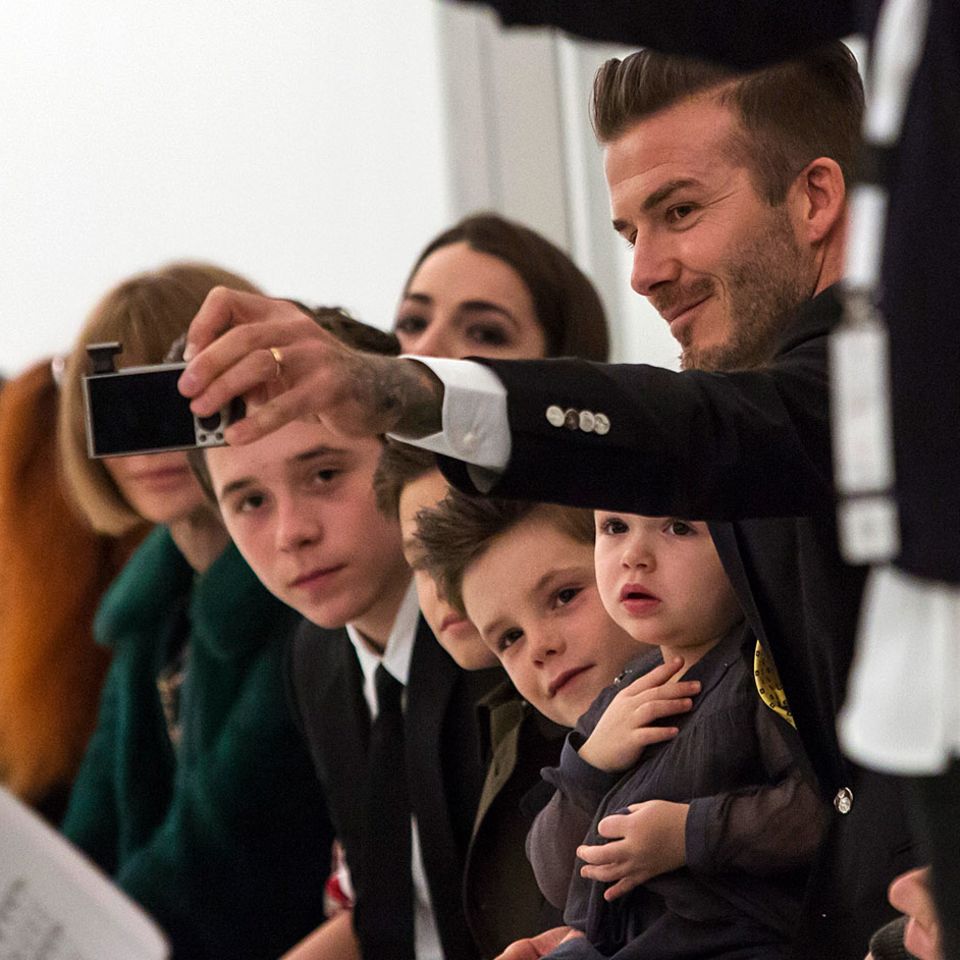 Familienfoto in der ersten Reihe: Brooklyn, Romeo, Cruz und Harper und David Beckham besuchen die Show von Mama Victoria.