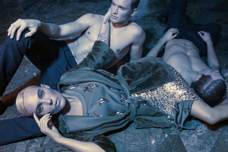 Natascha Ochsenknecht: Blaue Stunde in der "Lang Bar" des Hotels "Waldorf Astoria Berlin": Natascha Ochsenknecht genießt das Shooting mit den Models Marcel und Stefan. Blaue Stunde in der "Lang Bar" des Hotels "Waldorf Astoria Berlin": Natascha Ochsenknecht genießt das Shooting mit den Models Marcel und Stefan.
