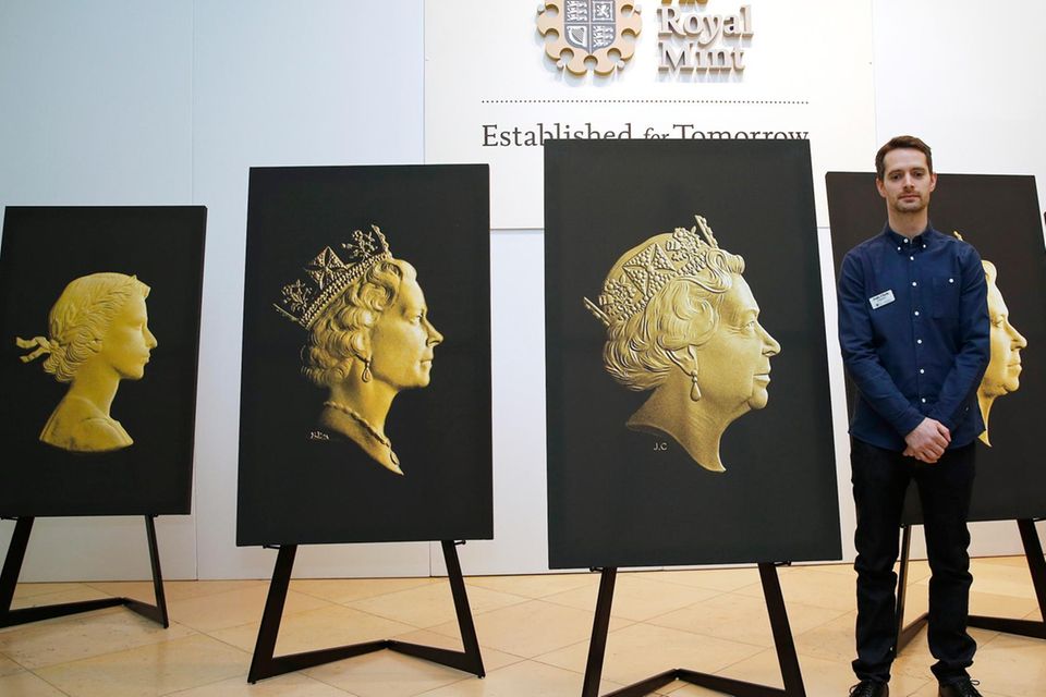 Queen Elizabeth: Der Designer des aktuellen Münzporträts der Queen, Jody Clark, steht hier neben dem neuen Entwurf, dahinter die Entwürfe aus vergangenen Jahrzehnten. Der Designer des aktuellen Münzporträts der Queen, Jody Clark, steht hier neben dem neuen Entwurf, dahinter die Entwürfe aus vergangenen Jahrzehnten.
