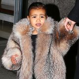Dass Kim Kardashians Tochter North West mit Luxus überschüttet wird, ist bekannt. Dass sie jetzt aber auch schon im Pelzmantel mit ihrer Mutter unterwegs ist, ist vielleicht dann doch etwas übertrieben.