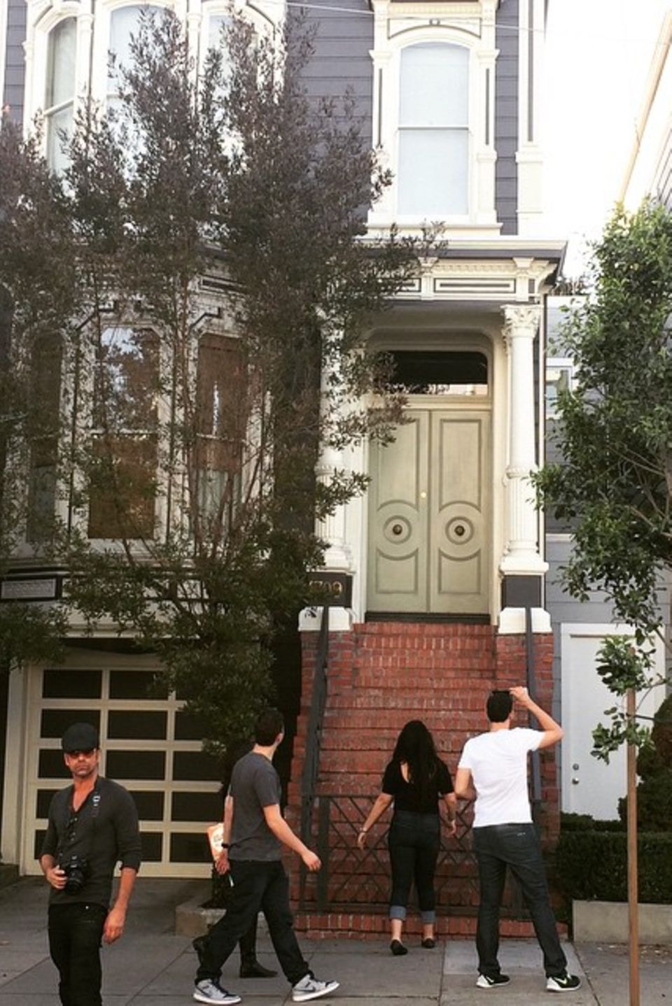 John Stamos vor dem "Full House"-Haus in San Francisco. Die Fans bemerkten den Schauspieler allerdings nicht.