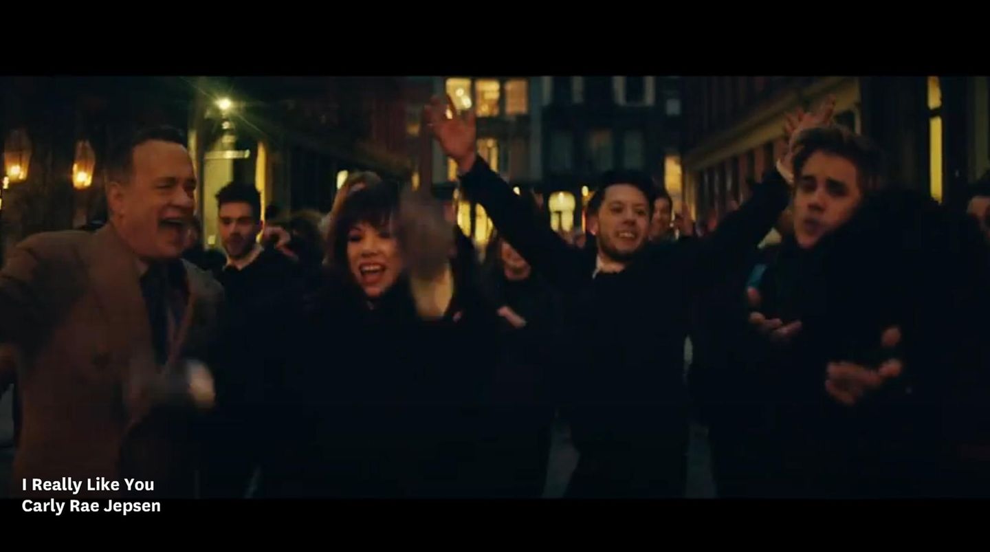 Tom Hanks: Auch Justin Bieber (rechts) tanzt mit Carly Rae Jepsen und Tom Hanks durchs Video. Auch Justin Bieber (rechts) tanzt mit Carly Rae Jepsen und Tom Hanks durchs Video.