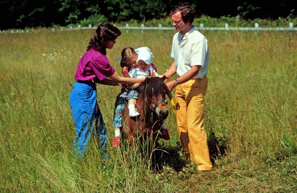 Die Begeisterung für Pferde und Reitsport liegt in der Familie: 1983 unternehmen Prinzessin Victoria, damals sechs Jahre alt, und ihre einjährige Schwester Madeleine mit Hilfe ihrer Eltern einen gemeinsamen Ritt.