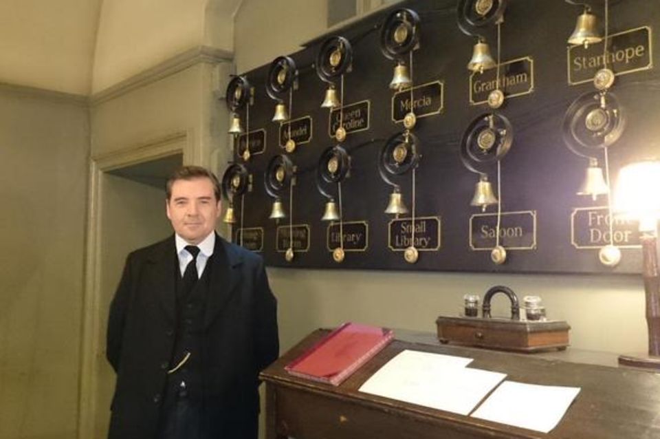 Herzogin Catherine: Getwittert vom Kensington-Palast: "Mr. Bates erwartet die Ankunft der Herzogin von Cambridge im Dienstbotenzimmer." Getwittert vom Kensington-Palast: "Mr. Bates erwartet die Ankunft der Herzogin von Cambridge im Dienstbotenzimmer."