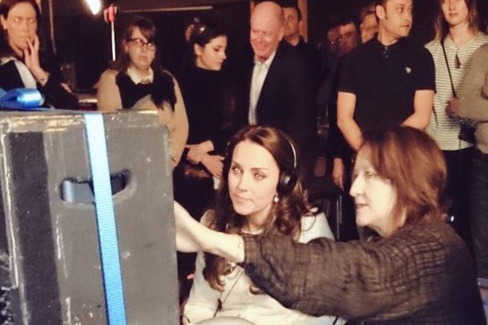 Herzogin Catherine: Getwittert vom Kensington-Palast: "Ihre Königliche Hoheit sieht per Monitor zu, wie eine Szene aus der sechsten Staffel von "Downton Abbey" gefilmt wird." Getwittert vom Kensington-Palast: "Ihre Königliche Hoheit sieht per Monitor zu, wie eine Szene aus der sechsten Staffel von "Downton Abbey" gefilmt wird."