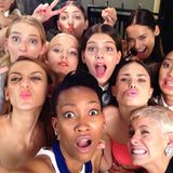 Für ihre Fans machen die Mädchen ein Grimassen-Selfie.