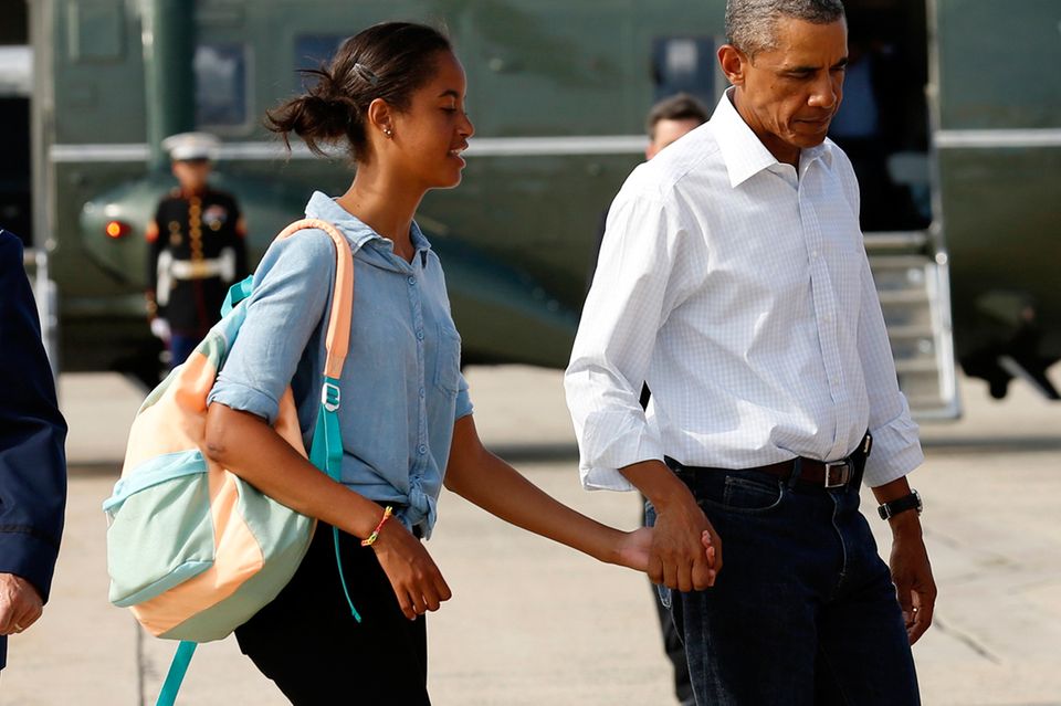 Malia Obama: Auch lässig sehr schick: Malia in Bluse und Skinny Jeans mit ihrem Dad Barack Obama in den Sommerferien. Auch lässig sehr schick: Malia in Bluse und Skinny Jeans mit ihrem Dad Barack Obama in den Sommerferien.