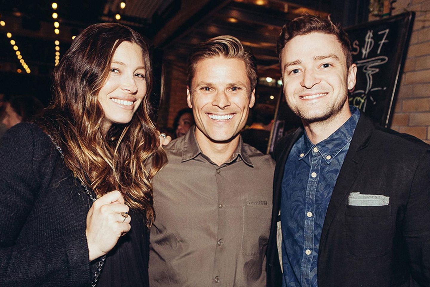 Jessica Biel und Justin Timberlake freuen sich mit Jon Rollo über die Eröffnung seines Restaurants.