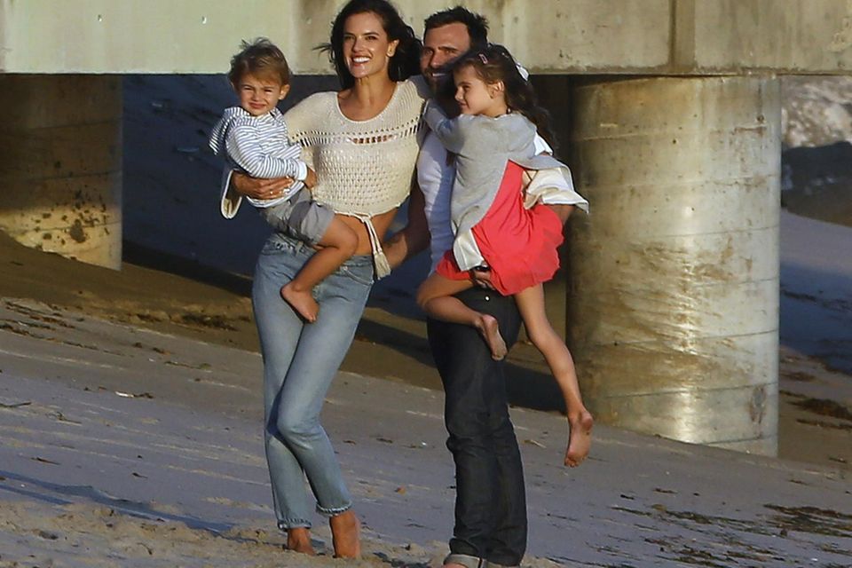 Alessandra Ambrosio: Alessandra Ambrosio posiert mit der ganzen Familie für das letzte Foto des Tages. Alessandra Ambrosio posiert mit der ganzen Familie für das letzte Foto des Tages.