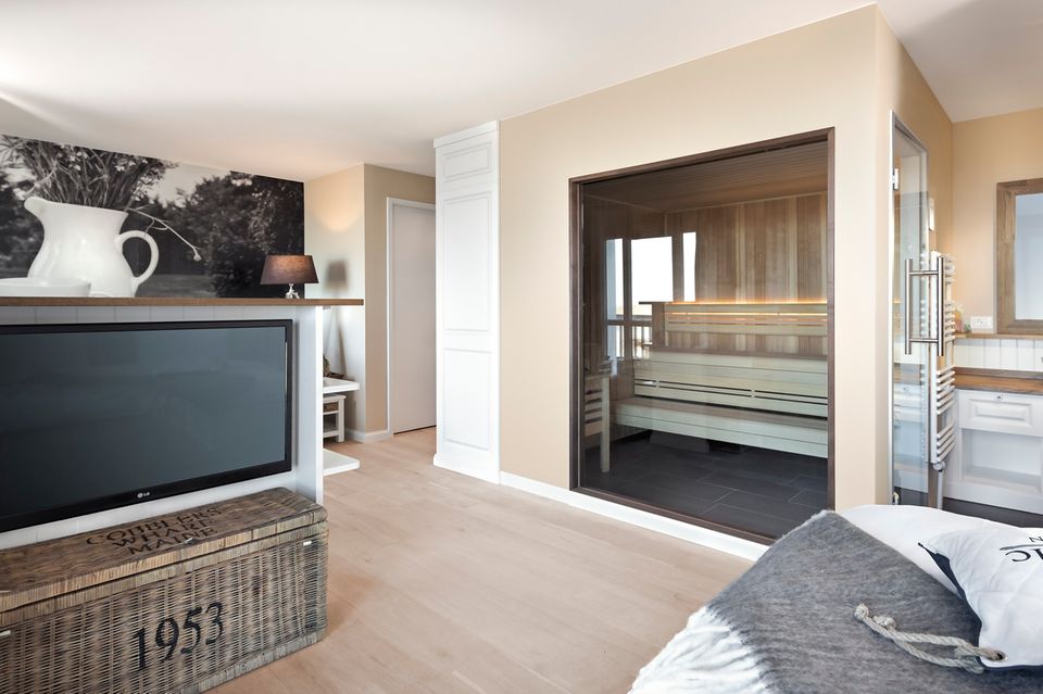 Das exklusive Interior Design von Rivièra Maison wird auf manchen Zimmern sogar noch um eine private Sauna ergänzt.