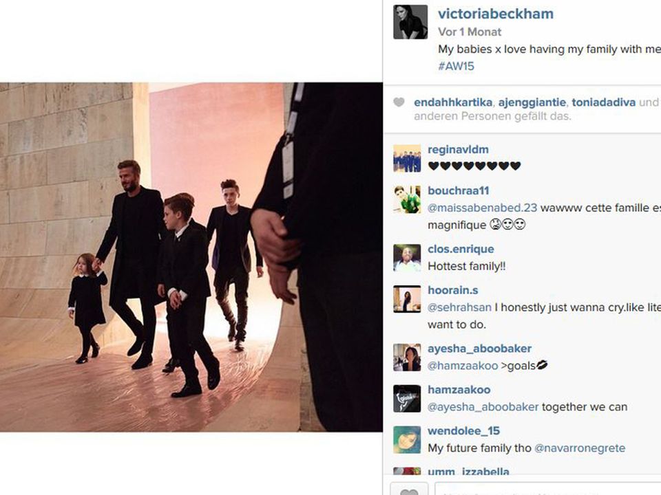 Interview: David Beckham: Eine schrecklich stylische Familie: Auf der Fashion Week New York unterstützt David Beckham zusammen mit seinen Kindern Harper Seven, Romeo, Cruz und Brooklyn die Modenschau seiner Ehefrau Victoria, indem er zusammen mit ihnen im schwarzen Dresscode auf den Catwalk läuft. Eine schrecklich stylische Familie: Auf der Fashion Week New York unterstützt David Beckham zusammen mit seinen Kindern Harper Seven, Romeo, Cruz und Brooklyn die Modenschau seiner Ehefrau Victoria, indem er zusammen mit ihnen im schwarzen Dresscode auf den Catwalk läuft.