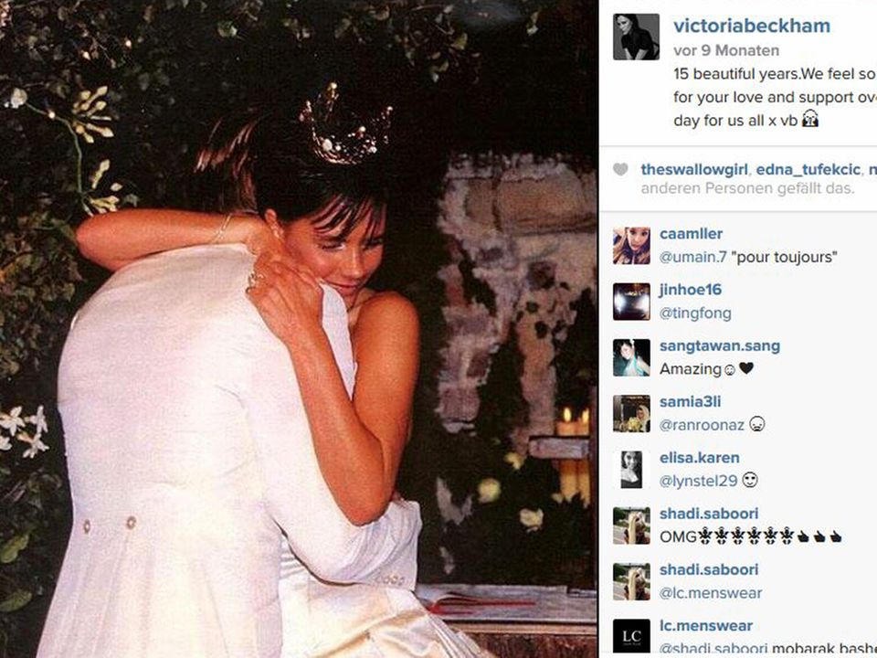 Interview: David Beckham: Die Outfits sorgten bereits früher für viel Aufsehen: 1999 heiratet David Beckham das ehemalige Spice-Girl Victoria, die zur Trauung eine Krone trug. Die Outfits sorgten bereits früher für viel Aufsehen: 1999 heiratet David Beckham das ehemalige Spice-Girl Victoria, die zur Trauung eine Krone trug.