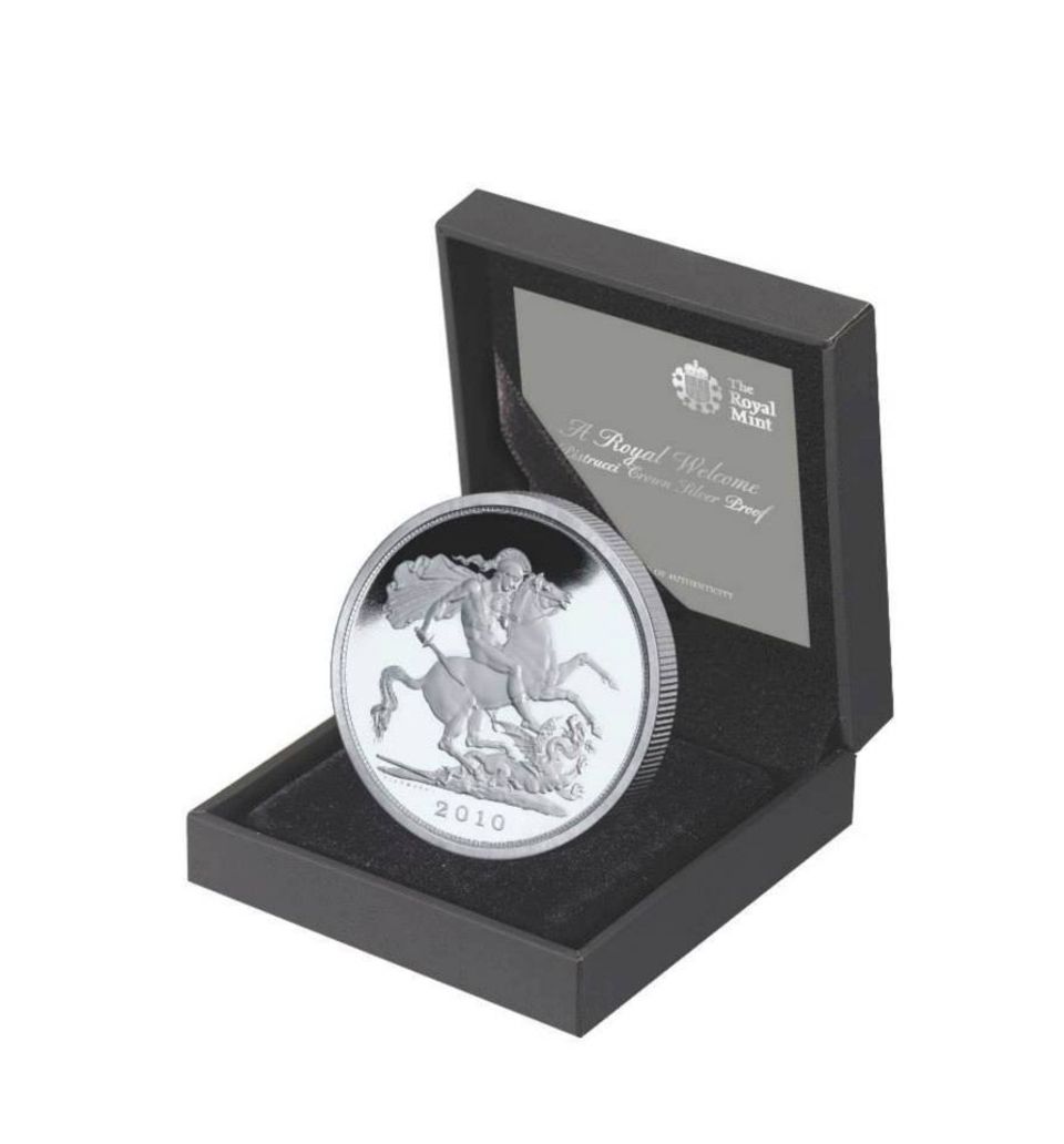 Catherine + William: Mit dieser Münze würdigte die "Royal Mint", die britische Münzschmiede, die Geburt von Prinz George am 22. Juli 2013. Es war ein glücklicher Zufall, dass sie sich - schon vor der Namenswahl von Catherine und William - für das Modell mit St. Georg, dem Drachentöter, entschieden hatten Mit dieser Münze würdigte die "Royal Mint", die britische Münzschmiede, die Geburt von Prinz George am 22. Juli 2013. Es war ein glücklicher Zufall, dass sie sich - schon vor der Namenswahl von catherine und William - für das Modell mit St. Georg, dem Drachentöter, entschieden hatten.