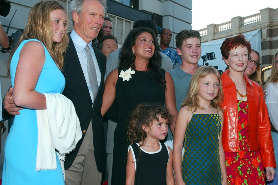 Ein Teil der Eastwood-Patchwork-Familie versammelte sich 2002 bei einer Filmpremiere. Im Zentrum Clint mit seiner damaligen Ehefrau Dina und der gemeinsamen Tochter Morgan (vorn). Umrahmt wird das Ehepaar von Scott und dessen Schwester Kathryn. Rechts eine weitere Ex von Eastwood mit Kind.