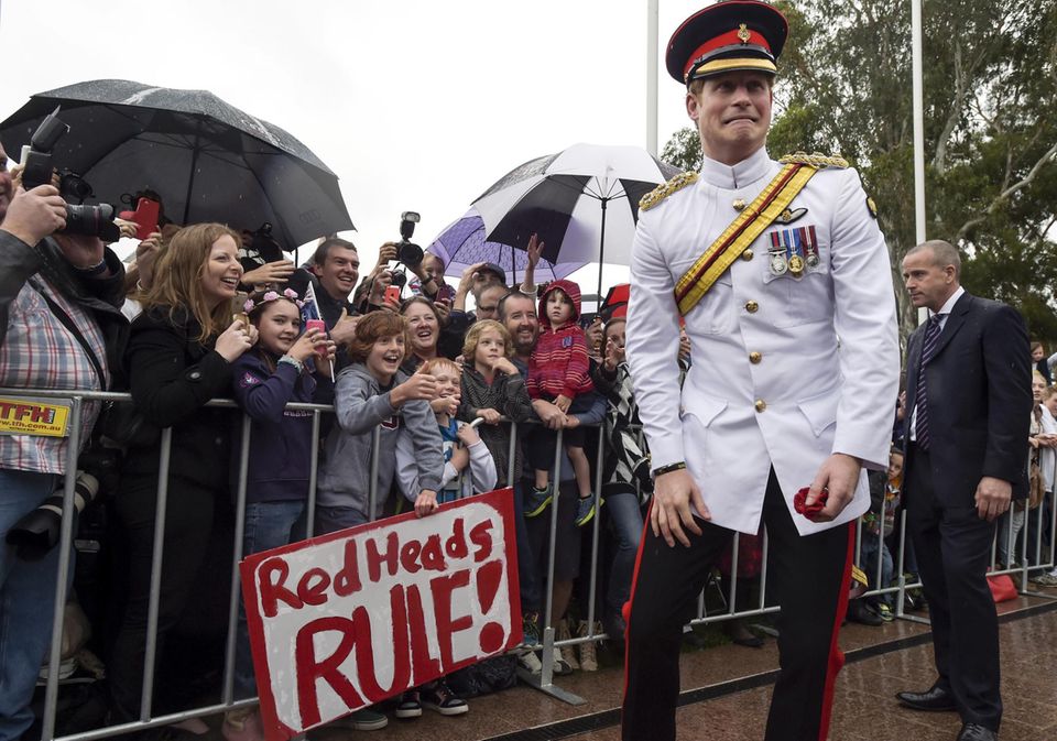 Prinz Harry: Großer Empfang für den Prinzen am "War Memorial". Und Prinz Harry weiß, was er seinen vielen Fans schuldig ist und zeigt sich gut gelaunt, schneidet Grimassen und posiert für Fotos. Großer Empfang für den Prinzen am "War Memorial". Und Prinz Harry weiß, was er seinen vielen Fans schuldig ist und zeigt sich gut gelaunt, schneidet Grimassen und posiert für Fotos.