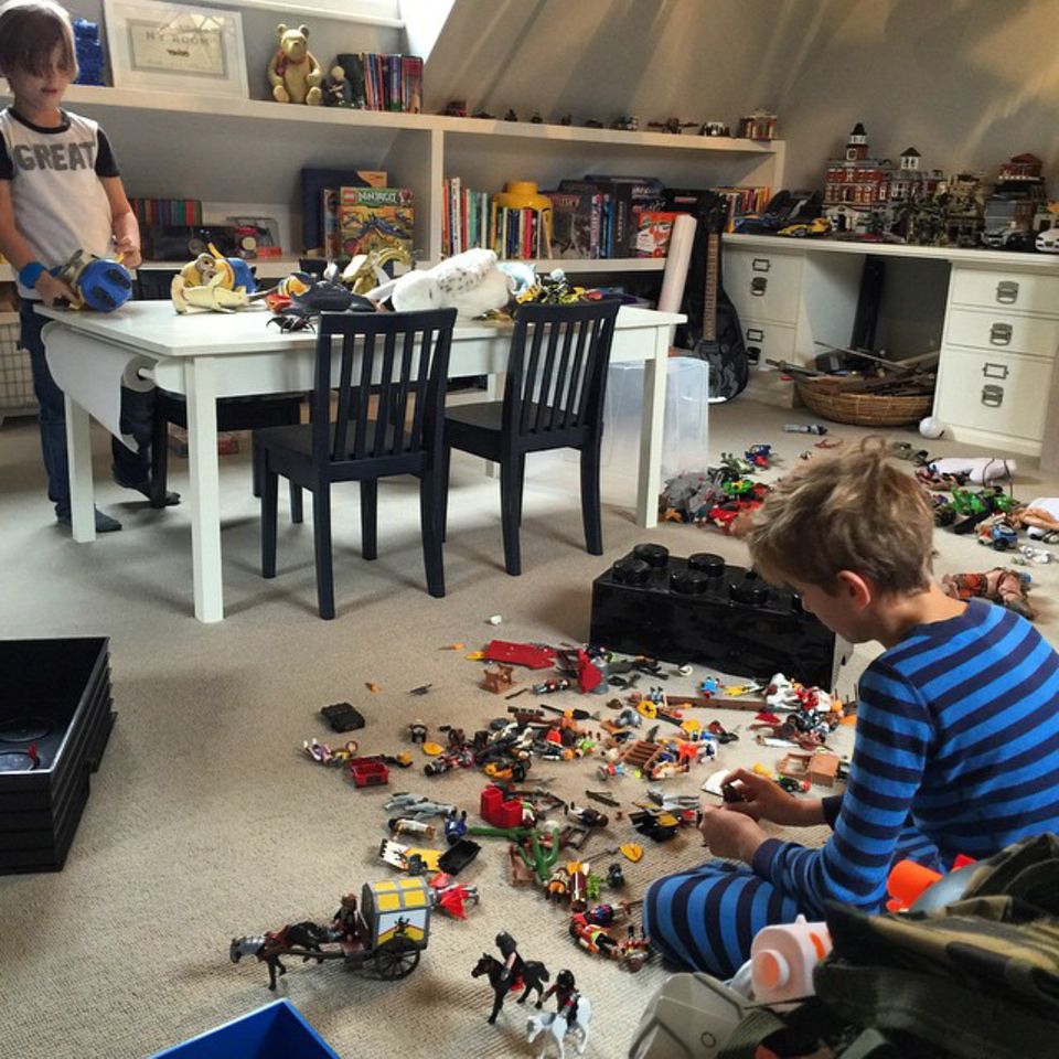 So sieht es aus, wenn kleine Prinzen spielen. Mutter Marie-Chantal postete dieses Bild ihrer beiden jüngsten Söhne mit dem Kommentar: "Samstagmorgen Spielzimmer".