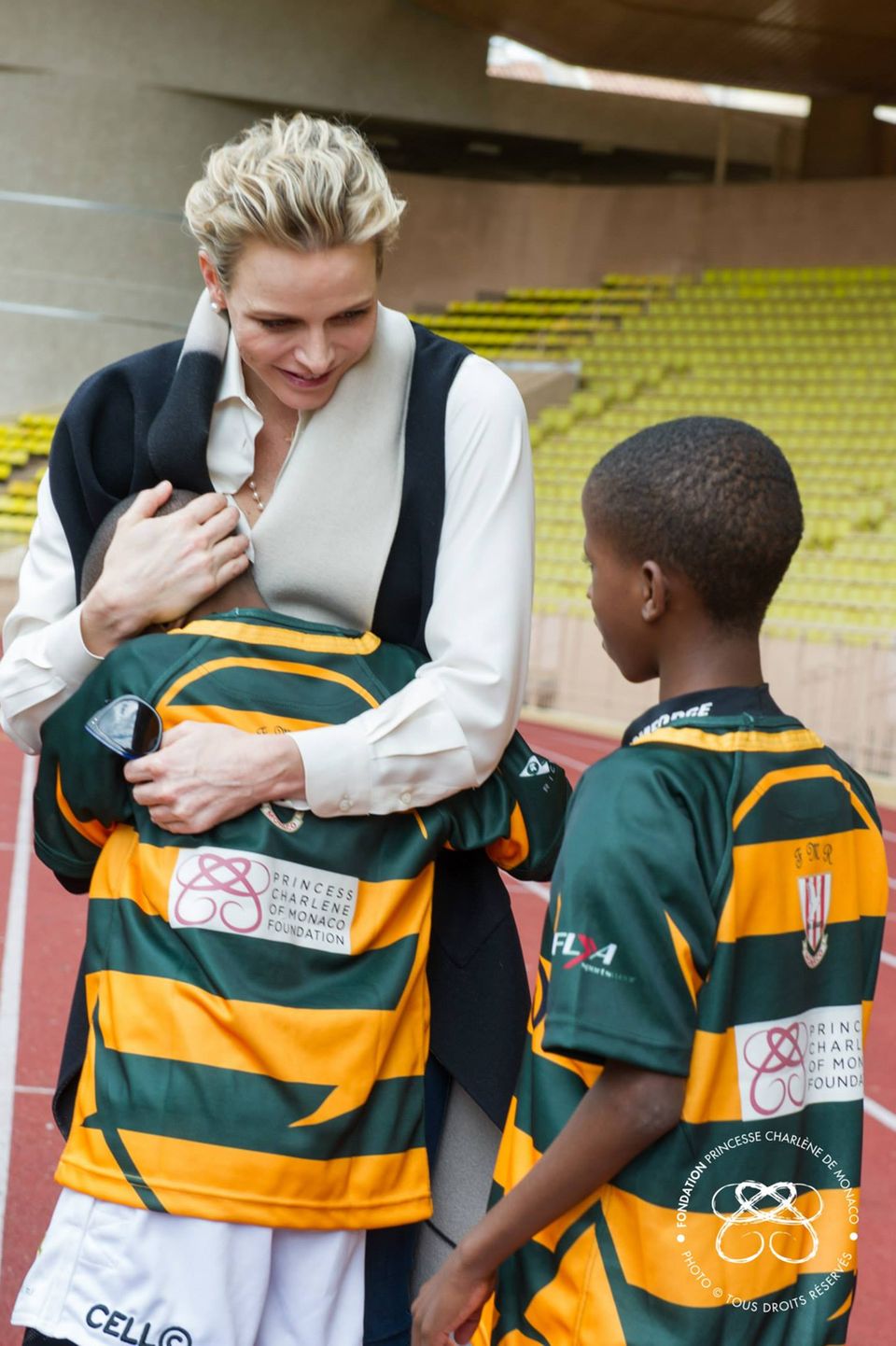 Fürstin Charlène: Fürstin Charlène begrüßt Kinder aus der südafrikanischen Mannschaft, die extra für das "Sainte Devote Tournament" in Monaco angereist sind. Fürstin Charlène begrüßt Kinder aus der südafrikanischen Mannschaft, die extra für das "Sainte Devote Tournament" in Monaco angereist sind.
