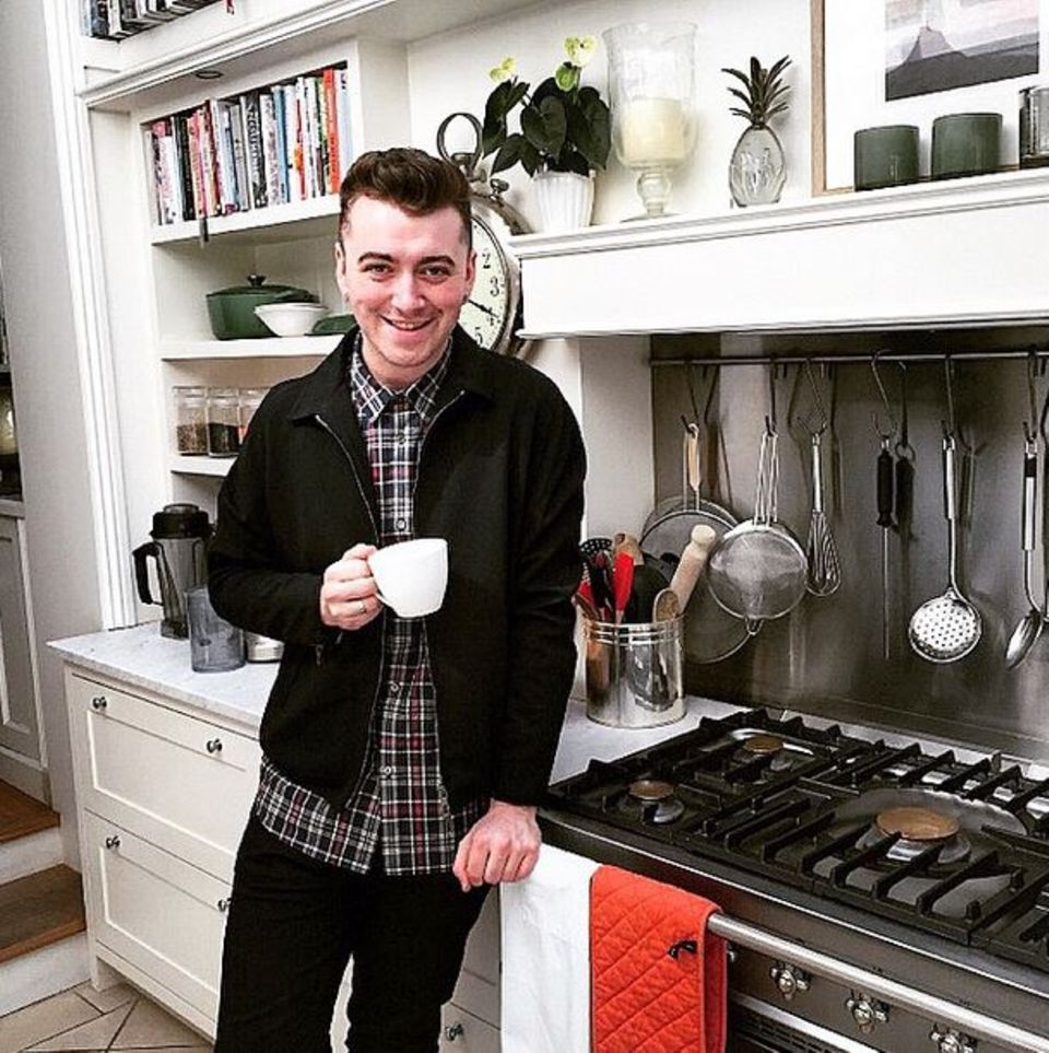 Sam Smith in seiner Küche. Mit diesem Instagram-Foto verrät der Musiker, dass er noch 2 Kilos abnehmen möchte, um sein Wunschgewicht zu erreichen. Dabei ist er schon so schlank. Sam Smith in seiner Küche. Mit diesem Instagram-Foto verrät der Musiker, dass er noch 2 Kilos abnehmen möchte, um sein Wunschgewicht zu erreichen. Dabei ist er schon so schlank.