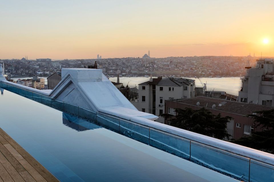 Was für ein Blick: Von der Dachterrasse des Soho House kann man den Sonnenuntergang über dem Bosporus genießen