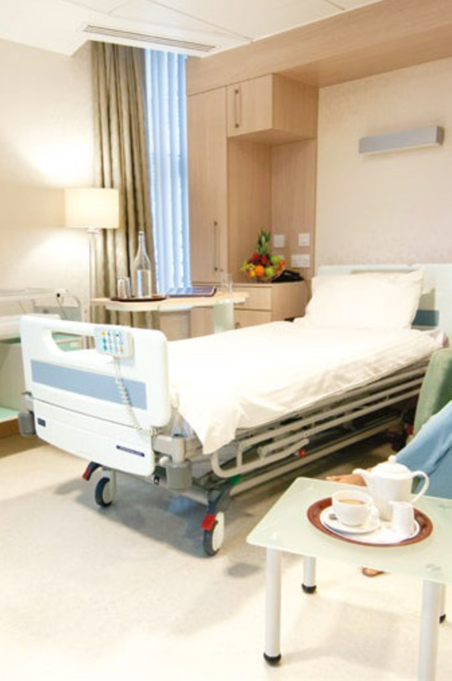 Lindo Wing: So sieht eine Suite im "Lindo Wing" aus - Teppich, Vorhänge, Plüschsessel, Einbauschränke, Fernseher und hotelähnlicher Service. So sieht eine Suite im "Lindo Wing" aus - Teppich, Vorhänge, Plüschsessel, Einbauschränke, Fernseher und hotelähnlicher Service.