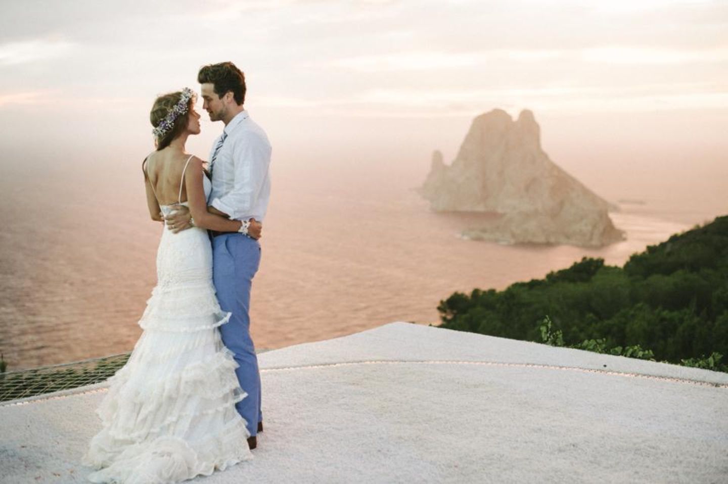 28. September 2013: Annemarie Warnkross und Wayne Carpendale haben zwei Jahre nach ihrer Verlobung geheiratet. Die Zeremonie fand am Strand von Ibiza mit Blick auf das offene Meer statt.