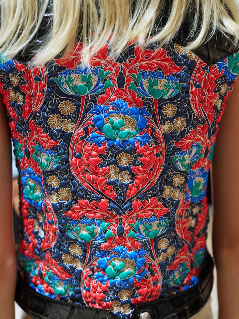 Nicolas Ghesquière: Handarbeit de luxe: flamboyantes Top mit opulenten Stickereien. An den Models liegt es am Ende, die Arbeit eines halben Jahres überzeugend zu präsentieren Handarbeit de luxe: flamboyantes Top mit opulenten Stickereien. An den Models liegt es am Ende, die Arbeit eines halben Jahres überzeugend zu präsentieren