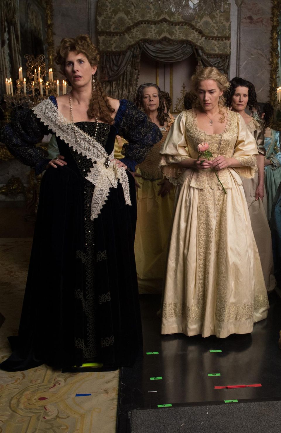 Paula Paul, als deutsche Prinzessin Palatine, neben Kate Winslet in der Historien-Lovestory "Die Gärtnerin von Versailles", die im Frankreich des 17. Jahrhunderts spielt.