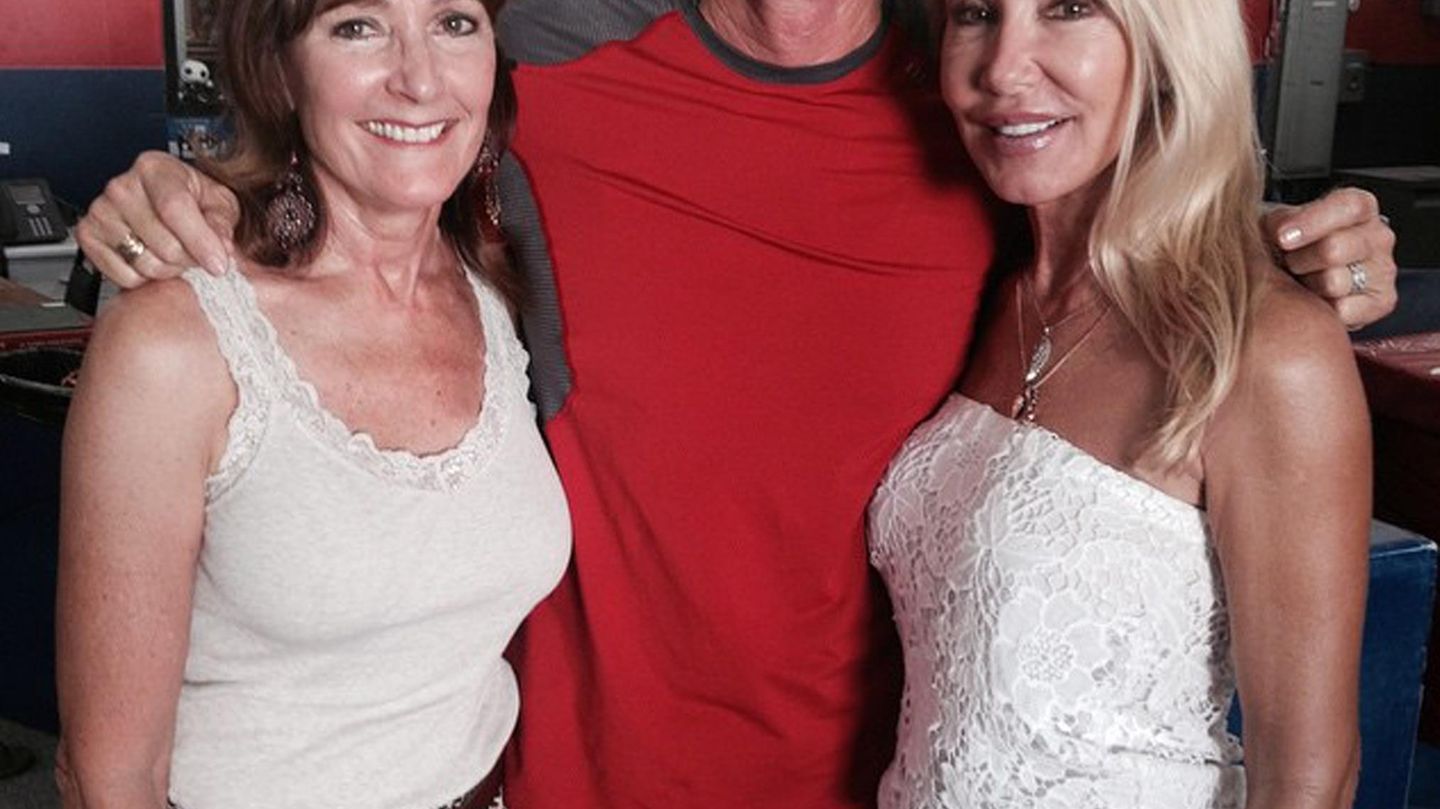 Bruce Jenners Exfrauen Chrystie Scott und Linda Thompson stehen ihm während...