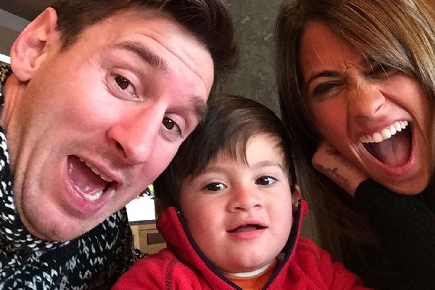 Lionel Messi und Antonella Roccuzzo mit ihrem Sohn Thiago.