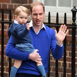 2. Mai 2015  Nach der Geburt von Prinzessin Charlotte holt Prinz William den kleinen George ab, um ihn seiner neugeborenen Schwester im St. Mary´s Krankenhaus vorzustellen. Auf den Armen von Papa William winkt Prinz George der Presse zu. 
