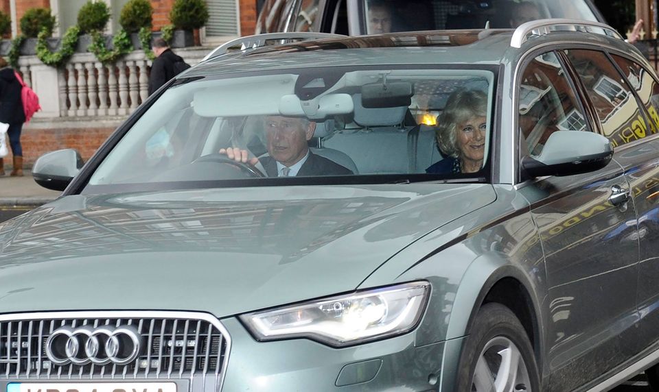 Royal Baby: Prinz Charles und seine Frau Camilla fahren auf den königlichen Hof um ihre kleine Enkelin kennenzulernen. Prinz Charles und seine Frau Camilla fahren auf den königlichen Hof um ihre kleine Enkelin kennenzulernen.