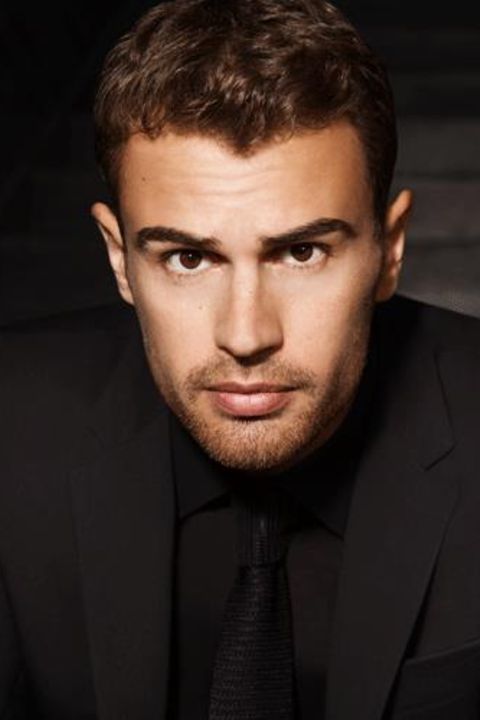 Theo James - Starporträt, News, Bilder | GALA.de Theo James - Starporträt, News, Bilder | GALA.de