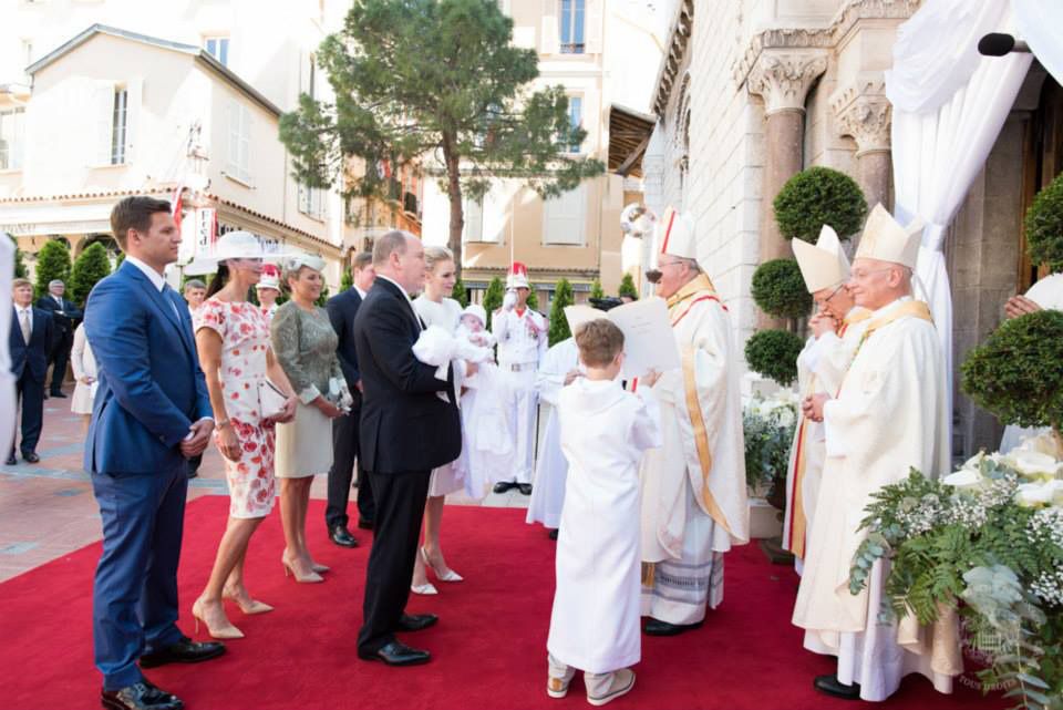 Monaco: Gefolgt von den vier Paten betritt das Fürstenpaar - mit den Zwillingen auf dem Arm - die Kathedrale. Gefolgt von den vier Paten betritt das Fürstenpaar - mit den Zwillingen auf dem Arm - die Kathedrale.