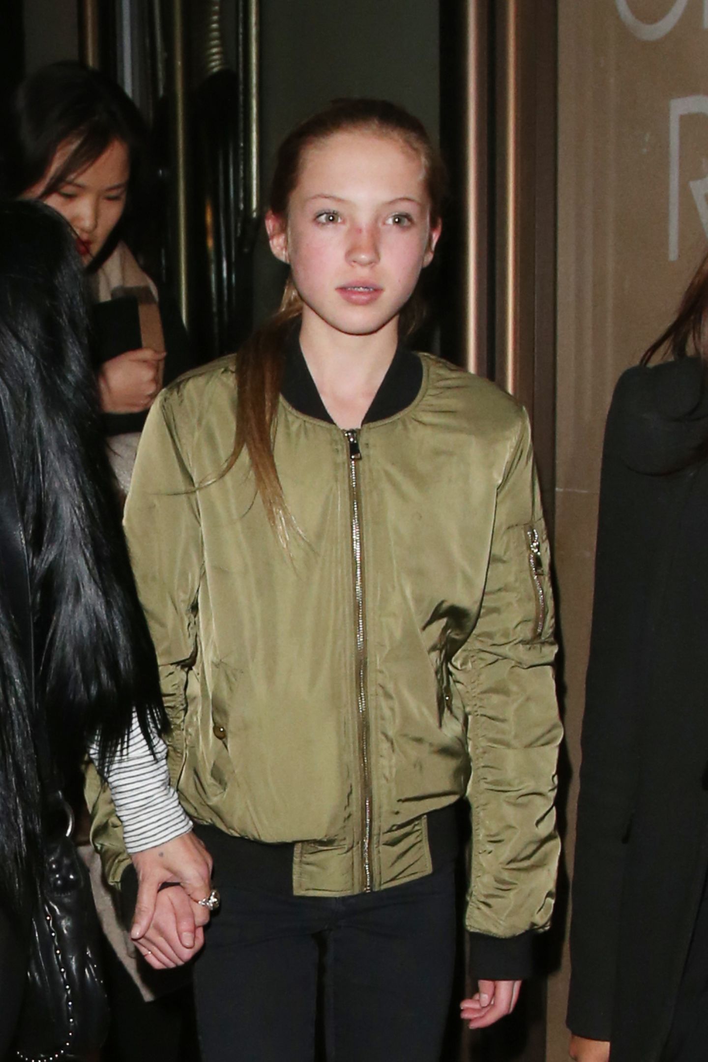 Lila Grace Moss: Lila Grace nach einer VIP-Vorstellung der Komödie "Pitch Perfect" im Londoner "May Fair Hotel". Wie ihre Mum stylt sich die Zwölfjährige gerne betont lässig Lila Grace nach einer VIP-Vorstellung der Komödie "Pitch Perfect" im Londoner "May Fair Hotel". Wie ihre Mum stylt sich die Zwölfjährige gerne betont lässig