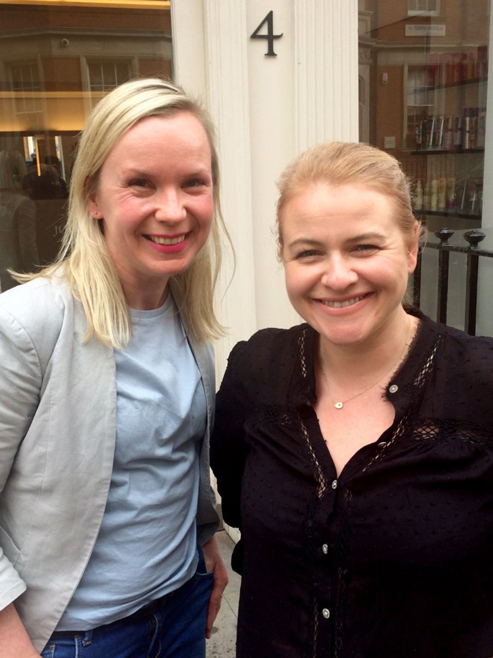 Haarfarbe: "Gala"-Beauty- Redakteurin Judith Kriener (l.) und Nicola Clarke vor der Blond-Session "Gala"-Beauty- Redakteurin Judith Kriener (l.) und Nicola Clarke vor der Blond-Session