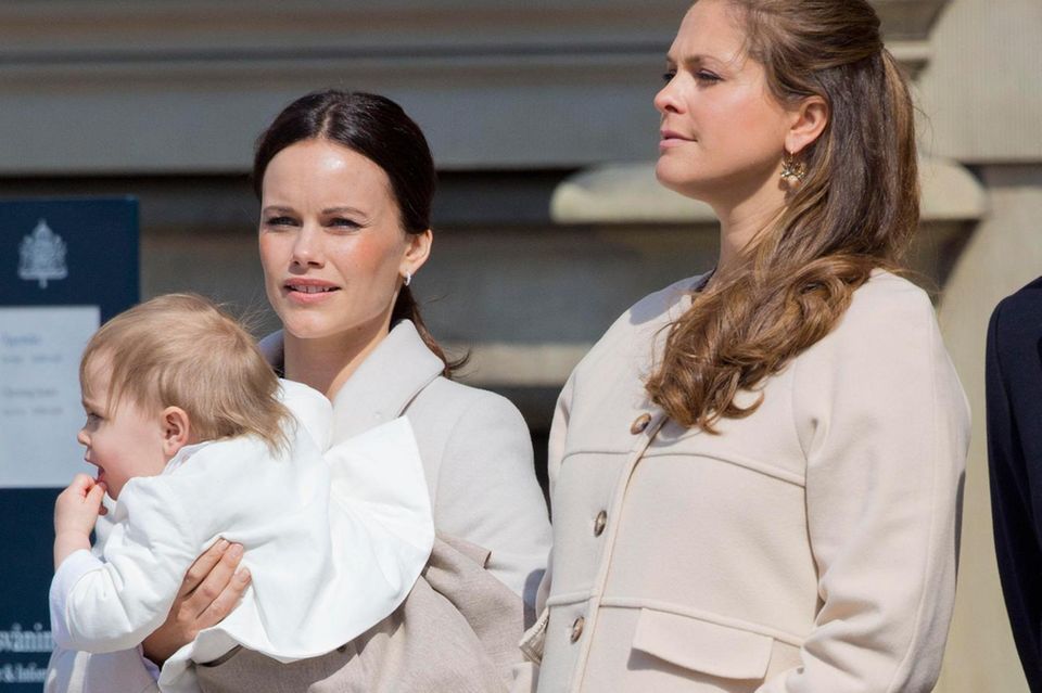 Bei König Carl Gustafs Geburtstag schnappte sich Sofia Madeleines einjährige Tochter Leonore. Mit der Kleinen kommt sie prima klar.