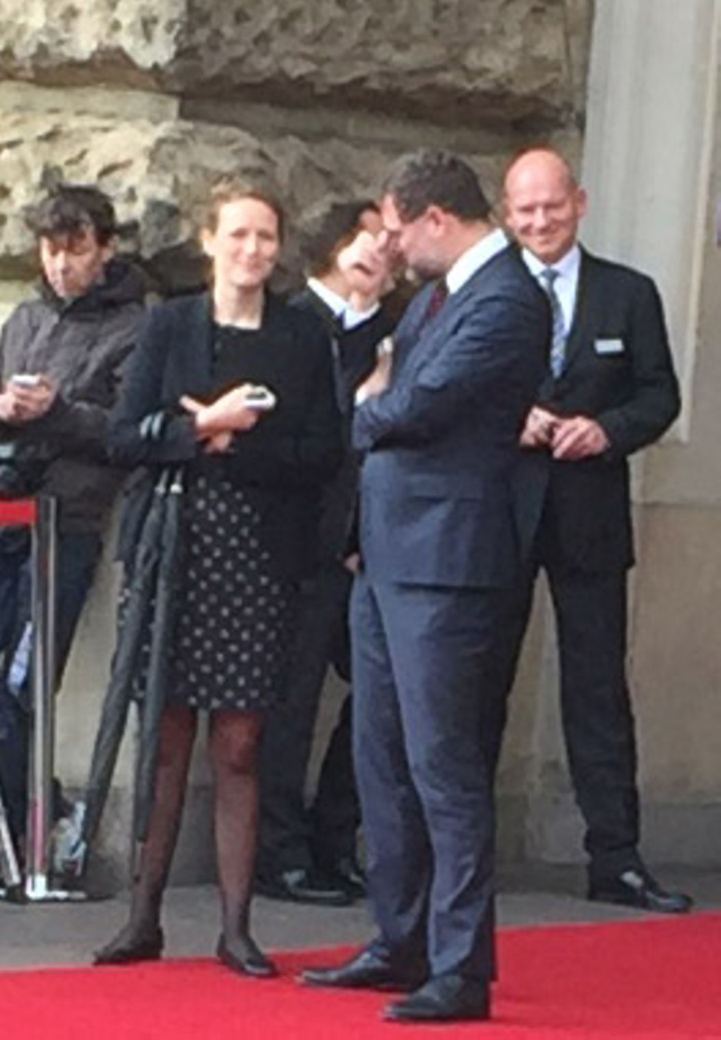 Prinz Frederik + Prinzessin Mary: Zwei Schirme werden für Prinz Frederik ud Prinzessin Mary bereitgehalten - für den Fall, dass es doch noch regnet. Zwei Schirme werden für Prinz Frederik ud Prinzessin Mary bereitgehalten - für den Fall, dass es doch noch regnet.