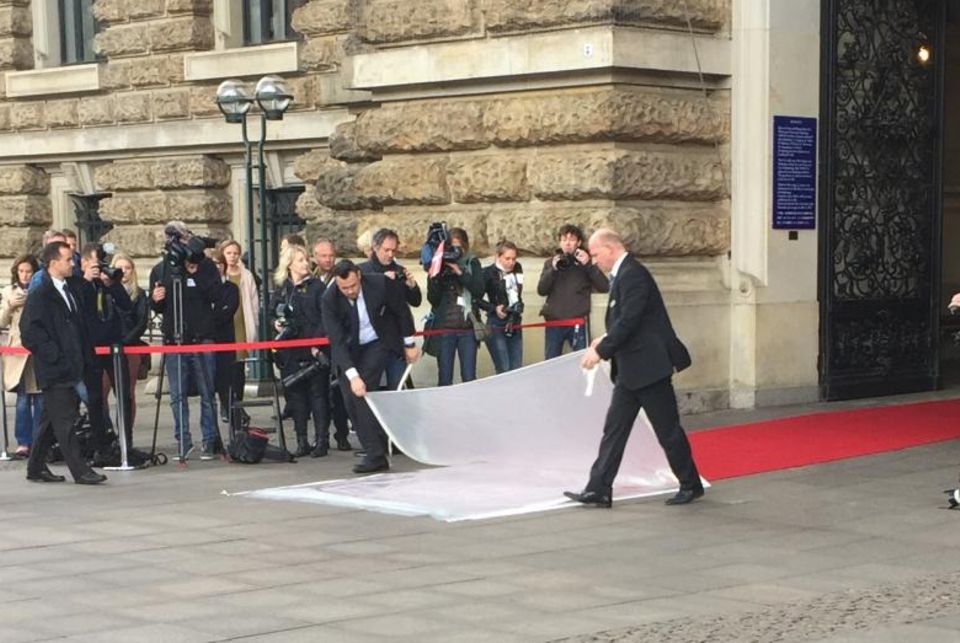 Prinz Frederik + Prinzessin Mary: Der rote Teppich wird erst kurz vor der Ankunft des Kronprinzenpaares von seiner Schutzschicht befreit. Der rote Teppich wird erst kurz vor der Ankunft des Kronprinzenpaares von seiner Schutzschicht befreit.