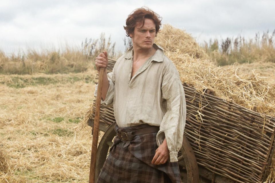 Sam Heughan im Interview: Jamie (Sam Heughan) und malerische Landschaft (Schottland) Jamie (Sam Heughan) und malerische Landschaft (Schottland)