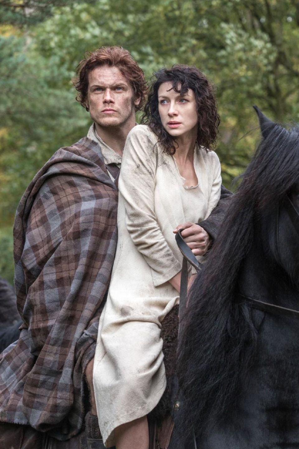 Unfreiwillig zusammen auf ein Pferd gesetzt: Jamie (Sam Heughan) und Claire (Caitriona Balfe) Unfreiwillig zusammen auf ein Pferd gesetzt: Jamie (Sam Heughan) und Claire (Caitriona Balfe)
