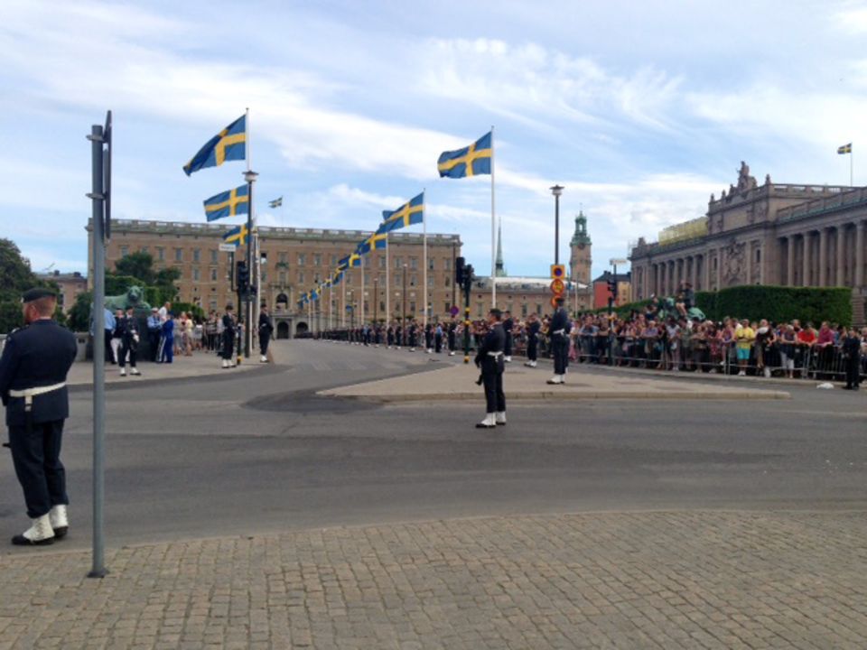 Die Stockholmer warten auf die Kutsche mit dem Brautpaar.