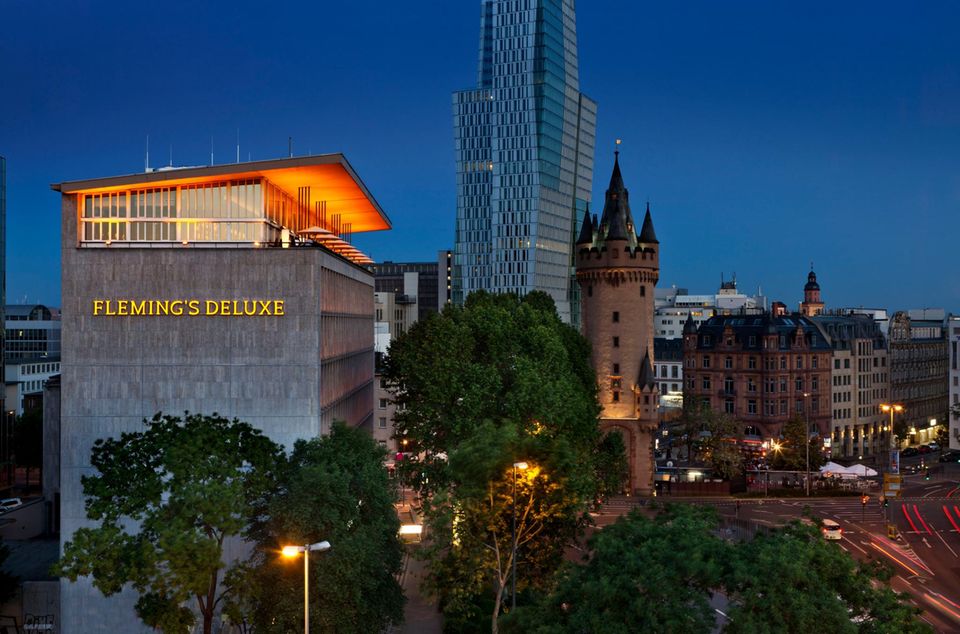 Rooftop-Bars: Mit dem Paternoster geht es hoch hinaus in den "Fleming Club". Von dort kann man eine tolle Aussicht über Frankfurt genießen - und ein paar Drinks versteht sich! Mit dem Paternoster geht es hoch hinaus in den "Fleming Club". Von dort kann man eine tolle Aussicht über Frankfurt genießen - und ein paar Drinks versteht sich!