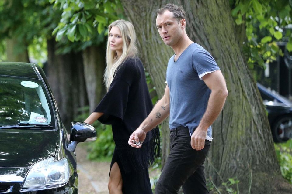 Jude Law und Phillipa Coan auf dem Weg zum Auto. Ist sie seine Neue?