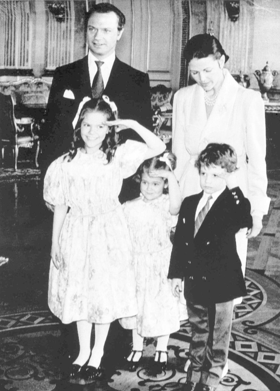 Die drei Königskinder stehen in ihrer Kindheit und Jugend häufig im Mittelpunkt des Interesses. Auftritte mit Schlips und Anzug gehören für Carl Philip dazu.